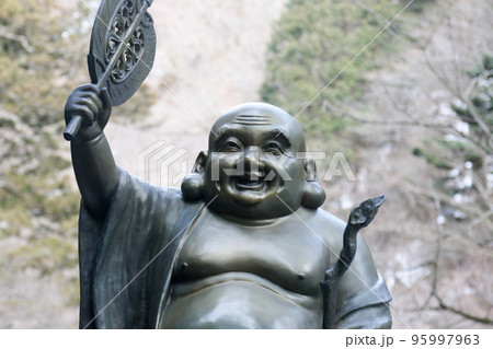 群馬県 高崎市 冬 榛名神社 七福神（布袋様）の写真素材 [95997963 