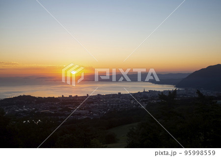 扇山から見た日の出の別府湾と別府市大分市街地の眺望 95998559