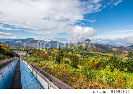 《長野県》志賀高原　横手山からの紅葉風景　横手山スカイレーター 95999310