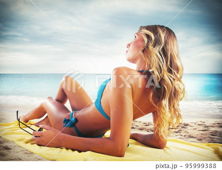 Sunbathing on the beach Sunbathing on the beach 95999388