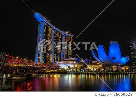 Marina bay sands and Helix bridge at night 96000028