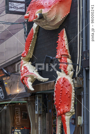 大阪ミナミ 巨大なカニのオブジェ（かに源別邸 三津寺筋店）の写真素材