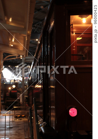 駅を発車する鉄道のイメージ(大宮鉄道博物館_ナデ6110形電車) 96000425