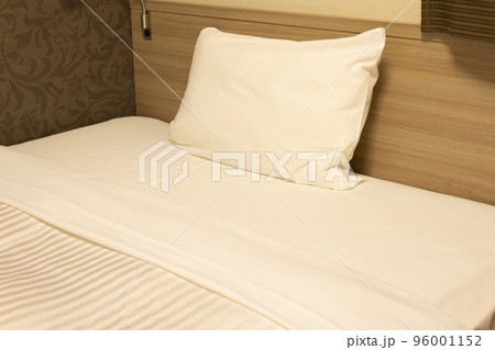 ビジネスホテルのベッド 96001152