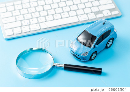 自動車と虫メガネ　ブルーバック 96001504
