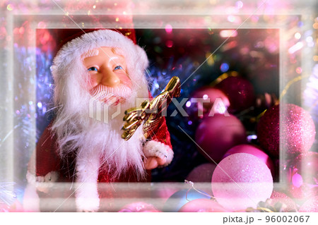 Santa claus, pine cones and christmas toys in a frosty snowy frame Santa claus, pine cones and christmas toys in a frosty snowy frame 96002067