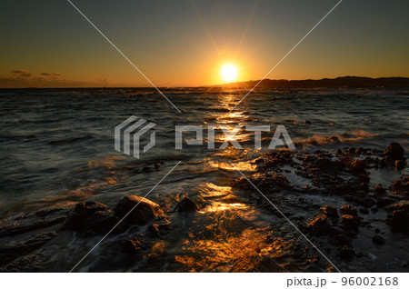 伊豆半島・須崎海岸より望む夕陽 96002168