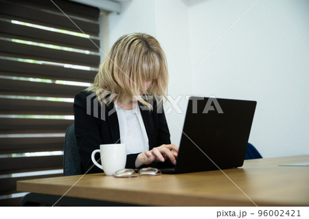 オフィスで働くパソコンを見てストレスを感じている女性 96002421