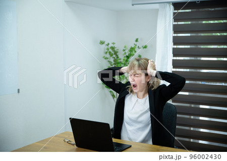 オフィスで働くパソコンを見てストレスを感じている女性 96002430