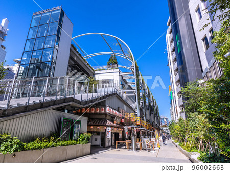 日本の東京都市景観 10月。忍び寄る新たな変異株…屋外での感染リスクはほぼないが…渋谷横丁＝26日 96002663