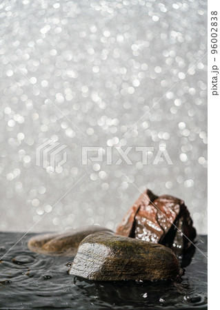 stone podium with water 96002838