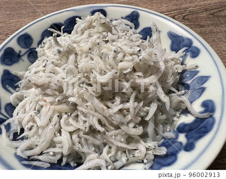 小鉢に盛られた大根おろしとちりめんじゃこ 小鉢に盛られた大根おろしとちりめんじゃこ 96002913