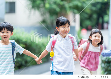 みんなで登校する小学生。 96003334
