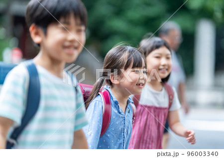 みんなで登校する小学生。 96003340