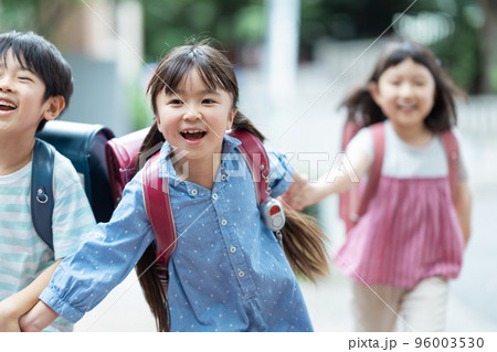 みんなで登校する小学生。 みんなで登校する小学生。 96003530