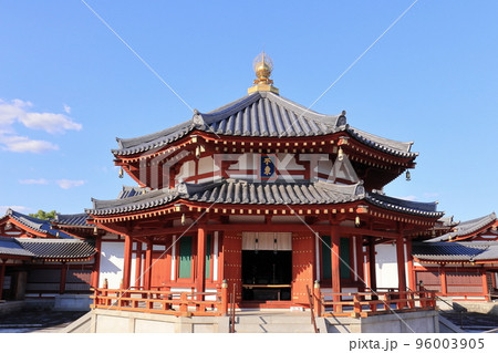 唐の僧玄奘三蔵顕彰のために建立された薬師寺玄奘塔 96003905