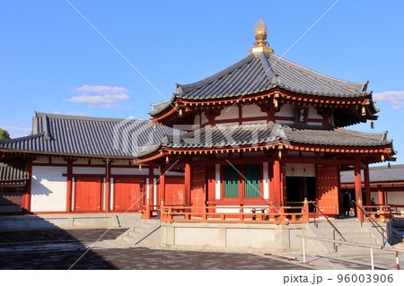 唐の僧玄奘三蔵顕彰のために建立された薬師寺玄奘塔 96003906