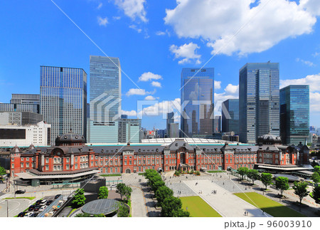 東京駅丸の内駅舎と超高層ビル群 96003910