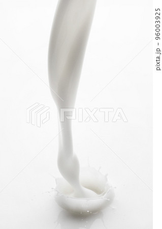 Pouring milk splash 96003925