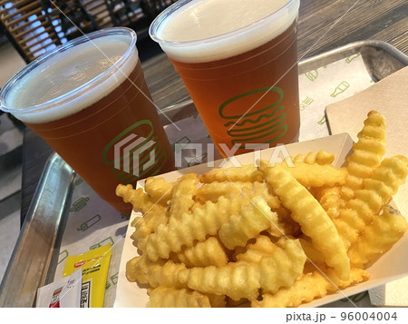 フライドポテト（太め・ギザギザカット）とクラフトビール 96004004