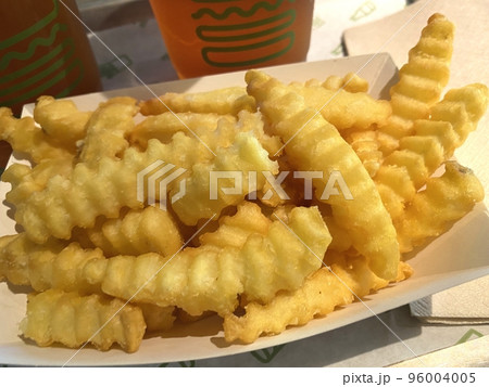 フライドポテト(太め・ギザギザカット) フライドポテト(太め・ギザギザカット) 96004005