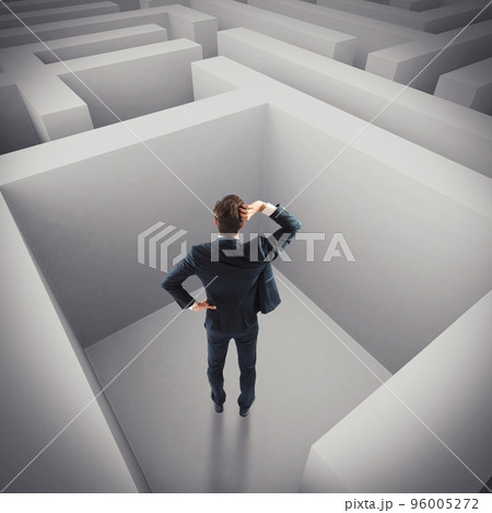 Businessman lost in a maze 96005272