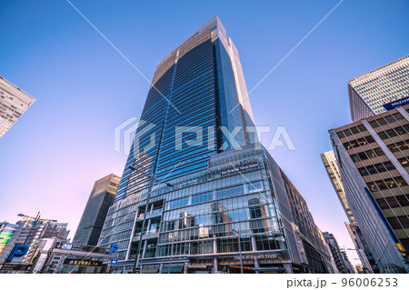 日本の東京都市景観　東京駅前に東京ミッドタウン八重洲が“誕生”。窓ガラスに映るビル群＝10月26日 96006253