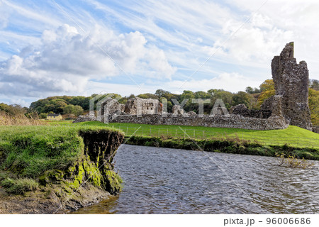 Ruins of Ogmore Castle in Vale of Glamorgan river 96006686