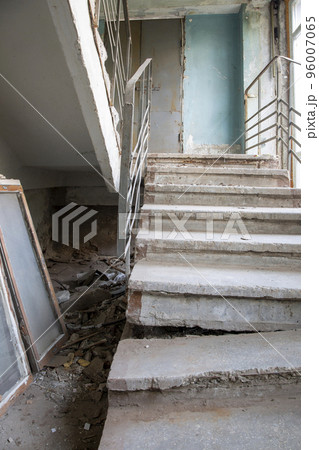 View of a ruined staircase inside a residential building 96007065