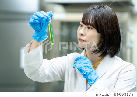 研究する白衣の女性 96008175