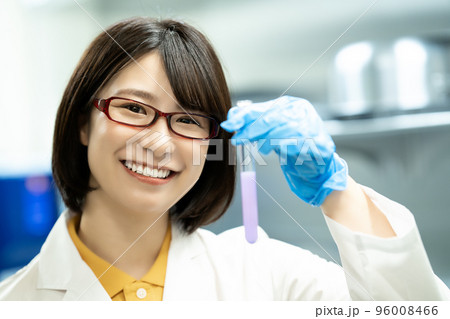 研究する白衣の女性 96008466