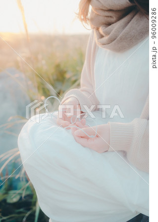 夕暮れの自然の中に佇む女性の写真 夕暮れの自然の中に佇む女性の写真 96009286
