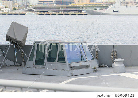 護衛艦のヘリコプター発着艦指揮所　LSO　ヘリコプターの管制 96009421