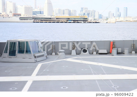 護衛艦のヘリコプター発着艦指揮所 LSO ヘリコプターの管制 護衛艦のヘリコプター発着艦指揮所 LSO ヘリコプターの管制 96009422