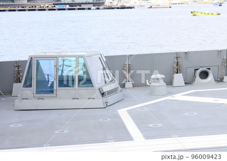 護衛艦のヘリコプター発着艦指揮所　LSO　ヘリコプターの管制 96009423