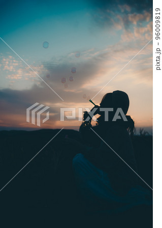 夕暮れの自然の中で佇む女性のシルエット写真 夕暮れの自然の中で佇む女性のシルエット写真 96009819