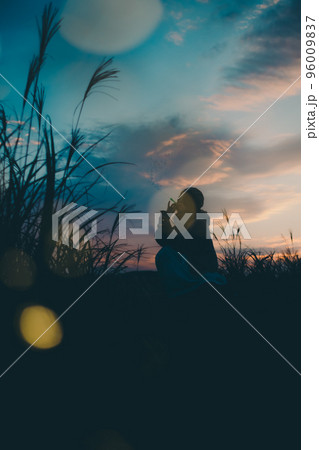 夕暮れの自然の中で佇む女性のシルエット写真 夕暮れの自然の中で佇む女性のシルエット写真 96009837