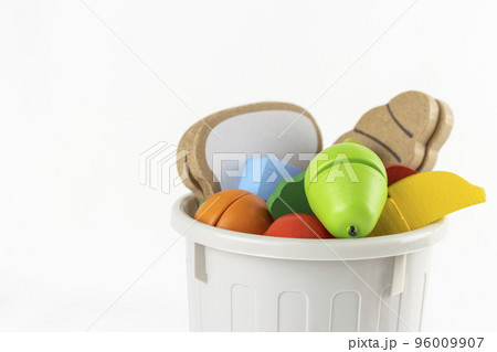 木の玩具の食品とゴミ箱。フードロスのイメージ 96009907
