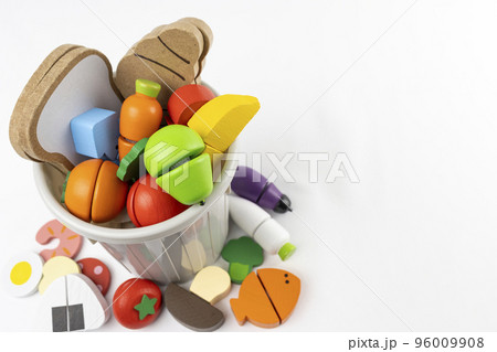 木の玩具の食品とゴミ箱。フードロスのイメージ 96009908