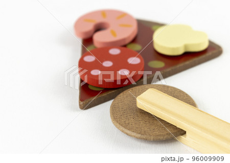 木のオモチャのピザとピザカッター。料理のイメージ 96009909