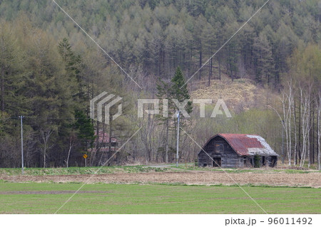 北海道　十勝地方　古い牛舎が残る風景 96011492