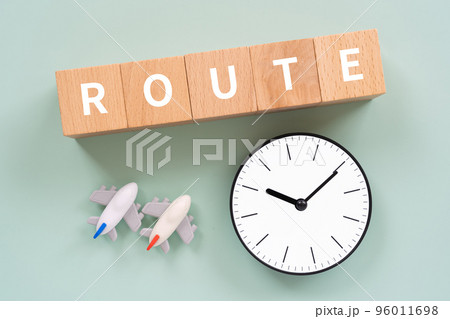 ROUTEと書かれたブロックと飛行機と時計 96011698