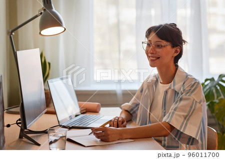 Woman enjoying online education class 96011700