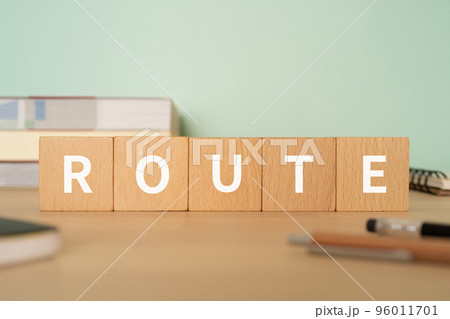 ROUTEと書かれたブロックが置かれたデスク 96011701