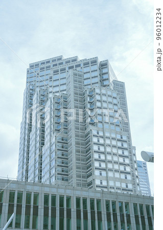 東京都新宿区の東京都庁（第一本庁舎・第二本庁舎・議会）を外観から見る風景 96012234