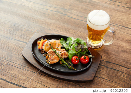 チキングリルとビール　鶏のガーリックグリル　チキンステーキ　 96012295
