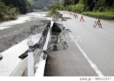 令和4年台風15号の被害 道路崩壊 静岡市 興津川 令和4年台風15号の被害 道路崩壊 静岡市 興津川 96012327