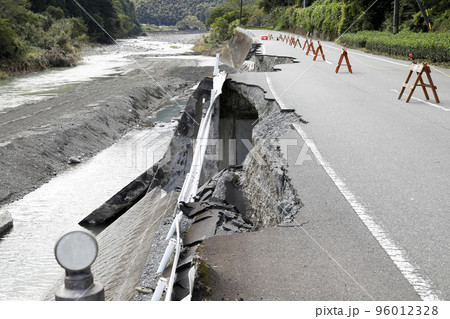 令和4年台風15号の被害　道路崩壊　静岡市　興津川 96012328