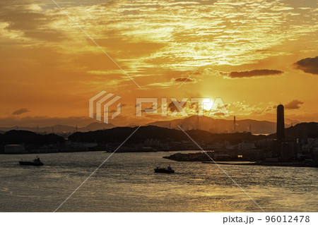 関門海峡と下関に沈む夕日　福岡県北九州市 96012478