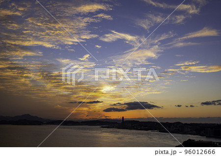 関門海峡と下関の夕暮れ　福岡県北九州市 96012666